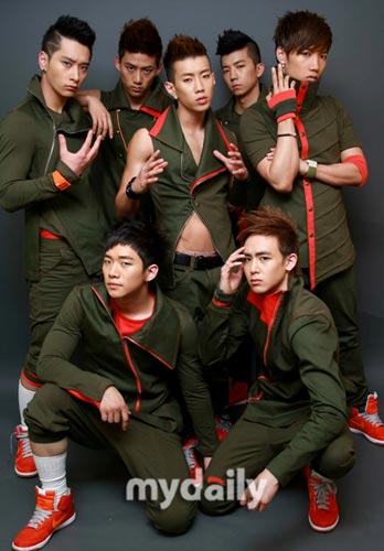 韓國2PM組合最新動態(tài)，小巷音樂風(fēng)暴與隱藏小店探秘