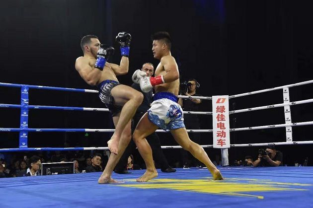 位寧輝最新比賽視頻，小巷深處的格斗與美食奇遇