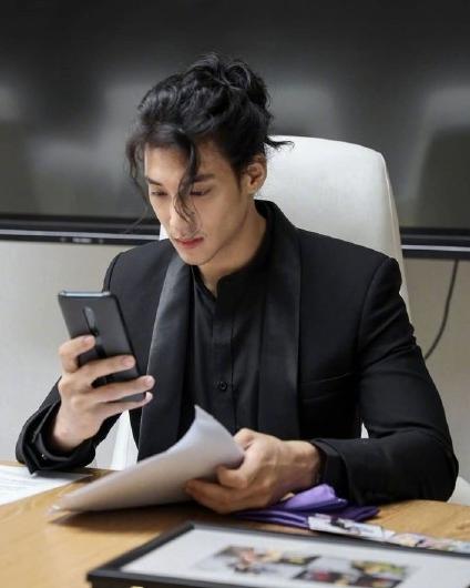 張演員男的舞臺與熒屏之旅，學(xué)習(xí)成長與自信光芒的展現(xiàn)