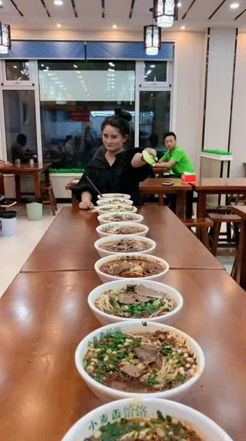 智能面食競技盛宴，全新科技引領吃面條比賽風潮！