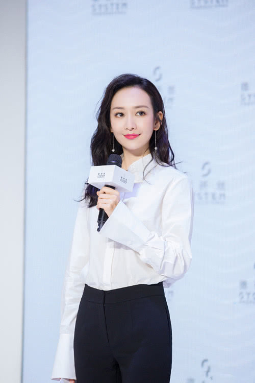 王鷗明星大偵探造型，自然美景中的心靈探索之旅