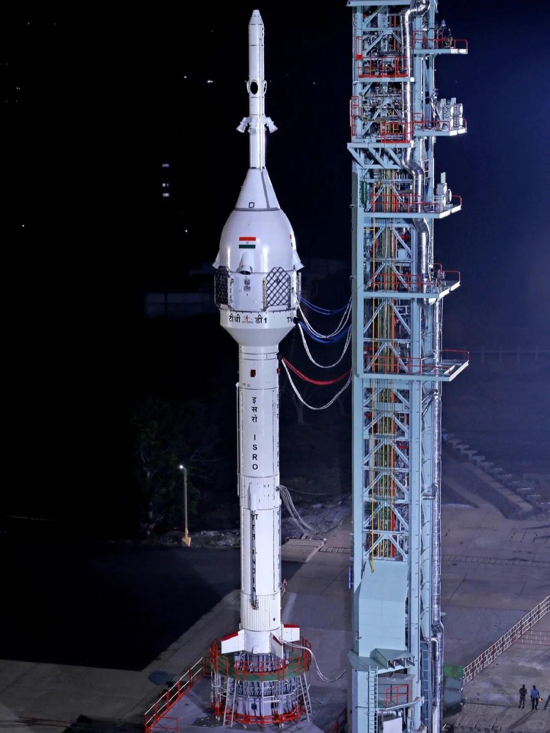 最新衛(wèi)星火箭，雙刃劍效應(yīng)下的發(fā)展觀點(diǎn)解析