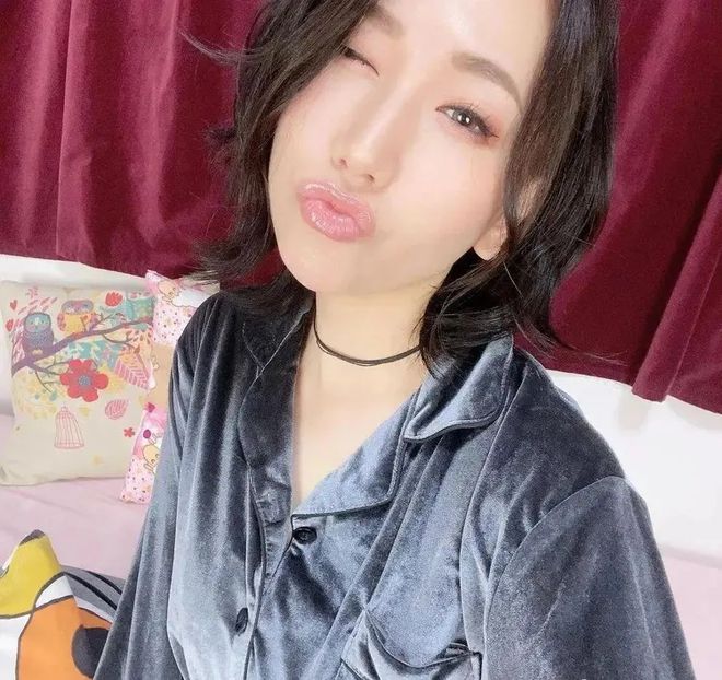 小巷深處的浪漫邂逅，佐山愛(ài)在愛(ài)情電影網(wǎng)中的故事