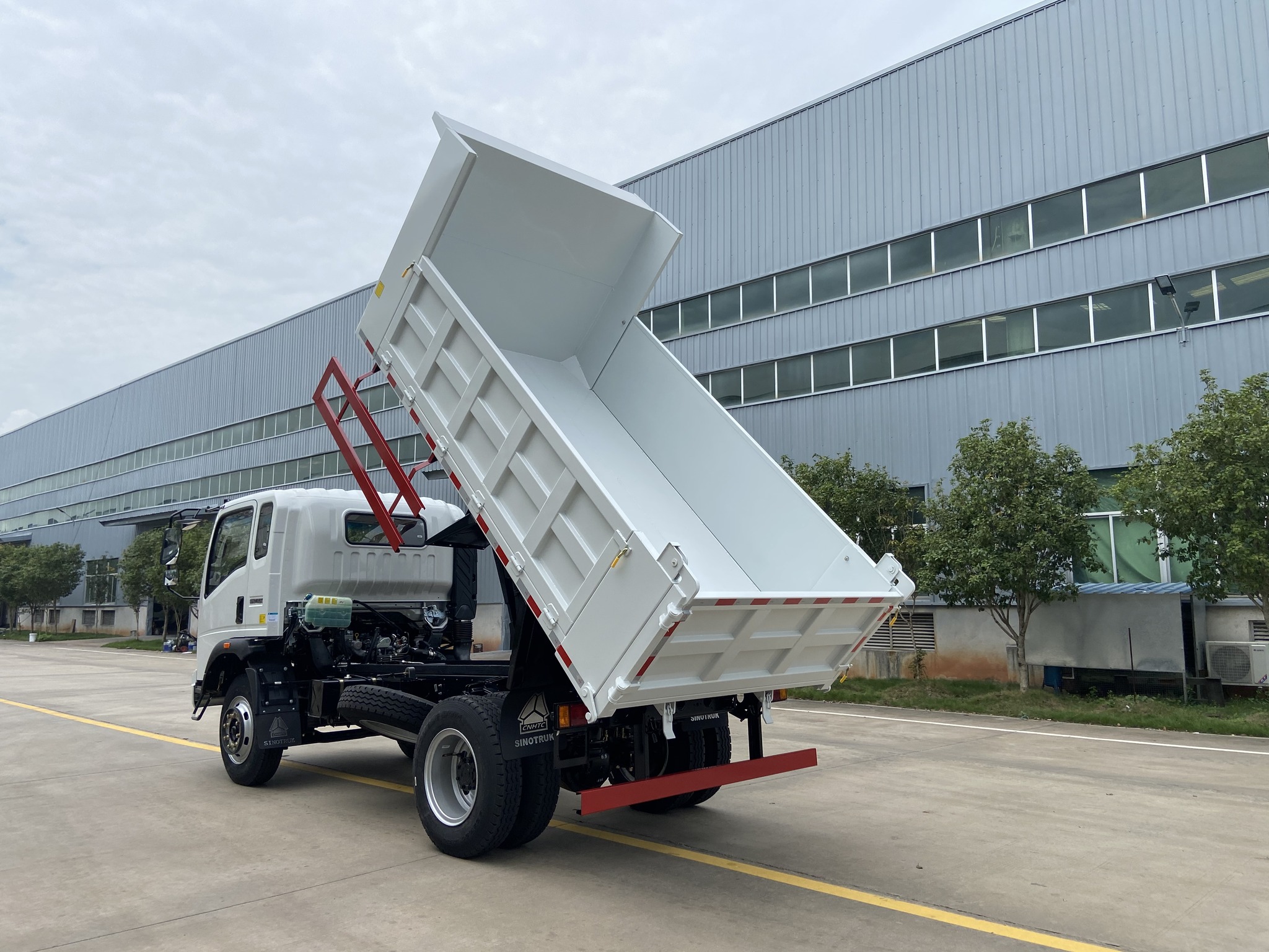 最新款自卸卡車，自然美景探索之旅的得力伙伴