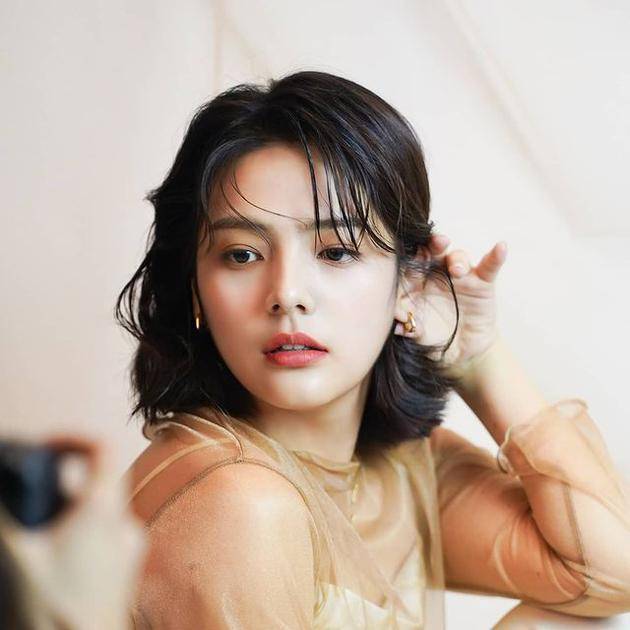 韓國(guó)年輕女演員引領(lǐng)科技潮流，未來(lái)高科技產(chǎn)品的魅力展示