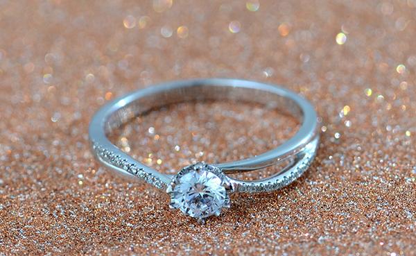 小巷深處的珠寶秘境之旅，探尋結(jié)婚鉆戒的價格