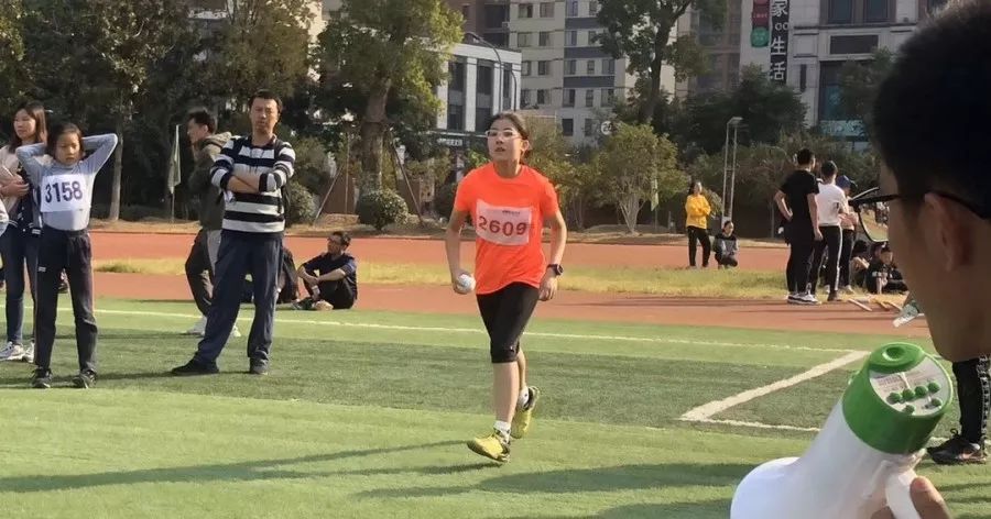 小蝸牛的田徑夢，綠意盎然賽場上的奇遇之旅