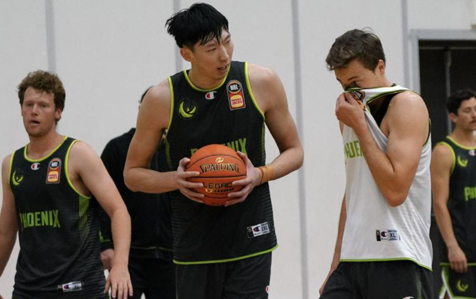 周琦最新視頻展現(xiàn)籃球巨星風(fēng)采！