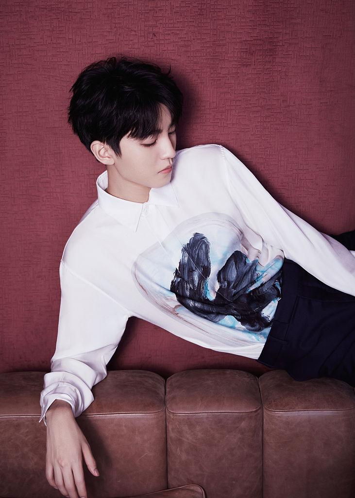 王俊凱最新寫(xiě)真，陽(yáng)光下的青春風(fēng)采