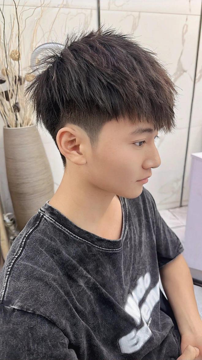 時尚變遷，探索短發(fā)型風潮與影響，展望2025最新流行趨勢