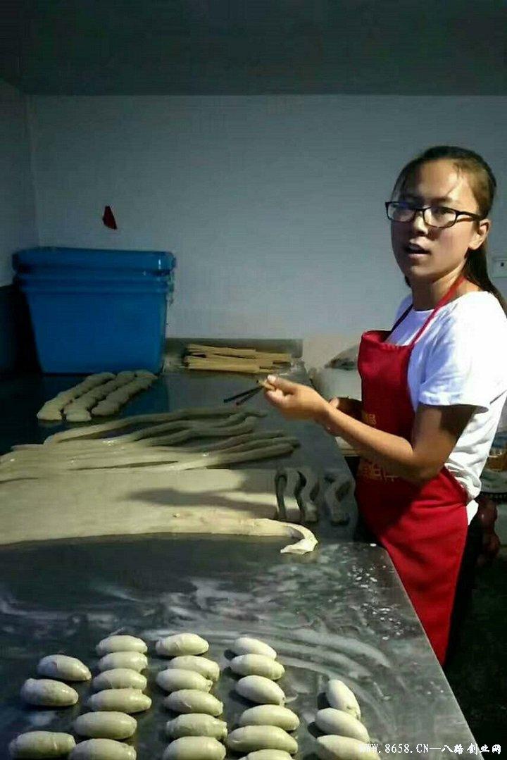 革新烘焙工藝，引領(lǐng)行業(yè)新潮流，最新烤面筋機(jī)亮相！