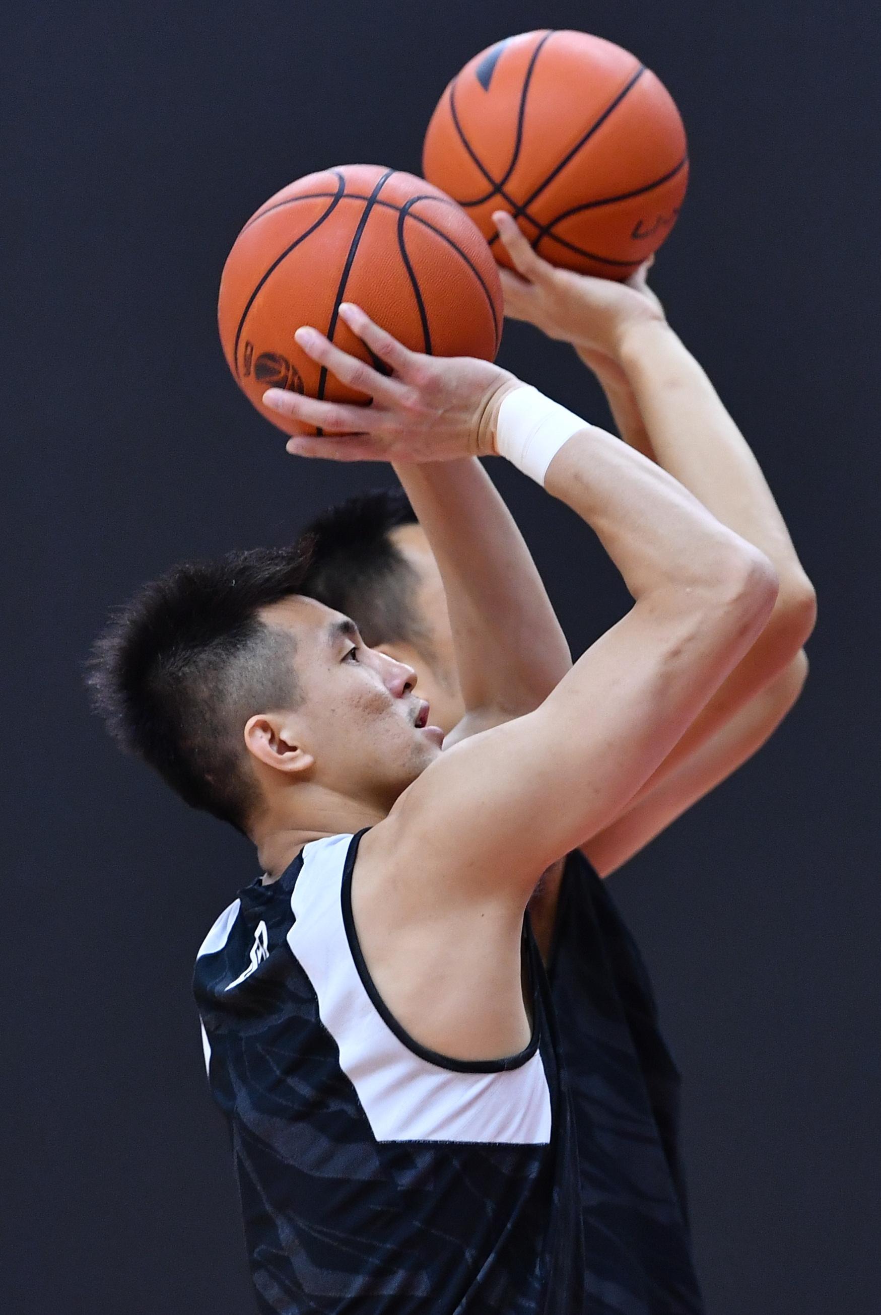 郭艾倫最新照片，籃球場上的風(fēng)云人物與勵志成長故事